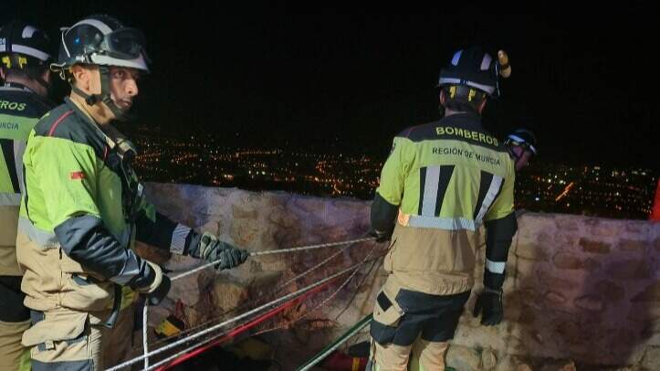Rescatan a un hombre que se había precipitado desde un muro del Castillo de Lorca