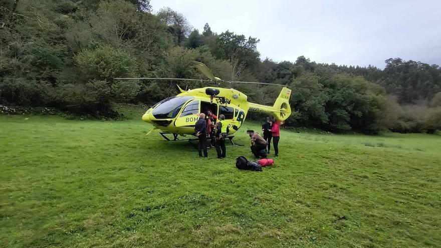 Rescatadas ilesas tres personas atrapadas por la crecida del río en una cueva de Ribadesella