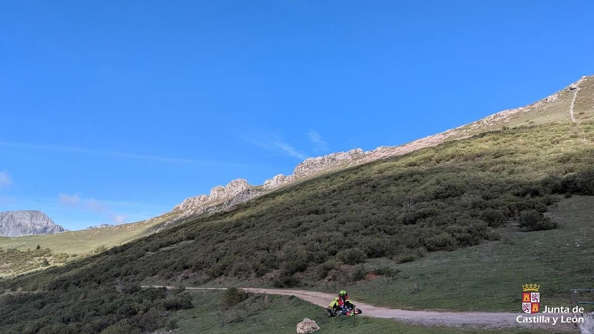 Auxilian en helicóptero a un jinete que sufrió una caída del caballo en San Emiliano, en Babia.