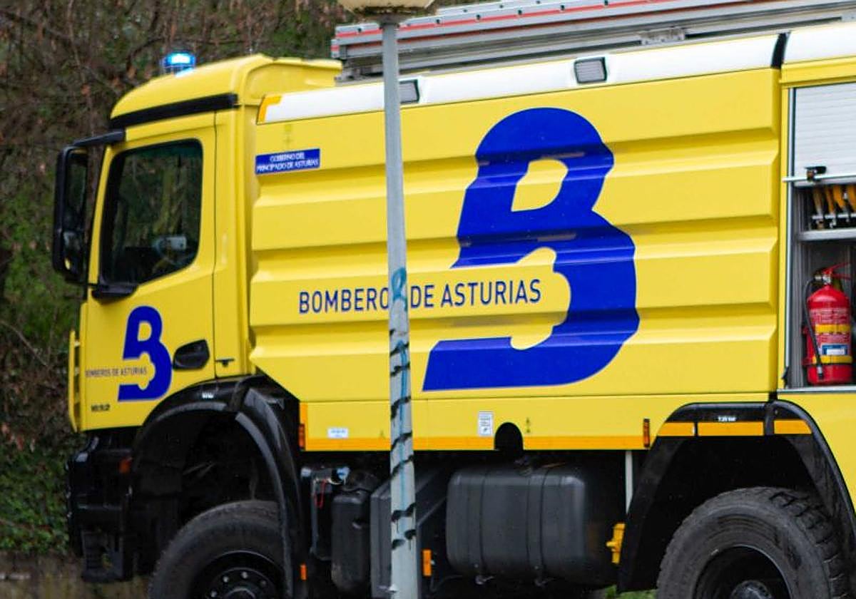 Rescatan de madrugada a un hombre de 38 años que cayó desde una altura de siete metros en Mieres