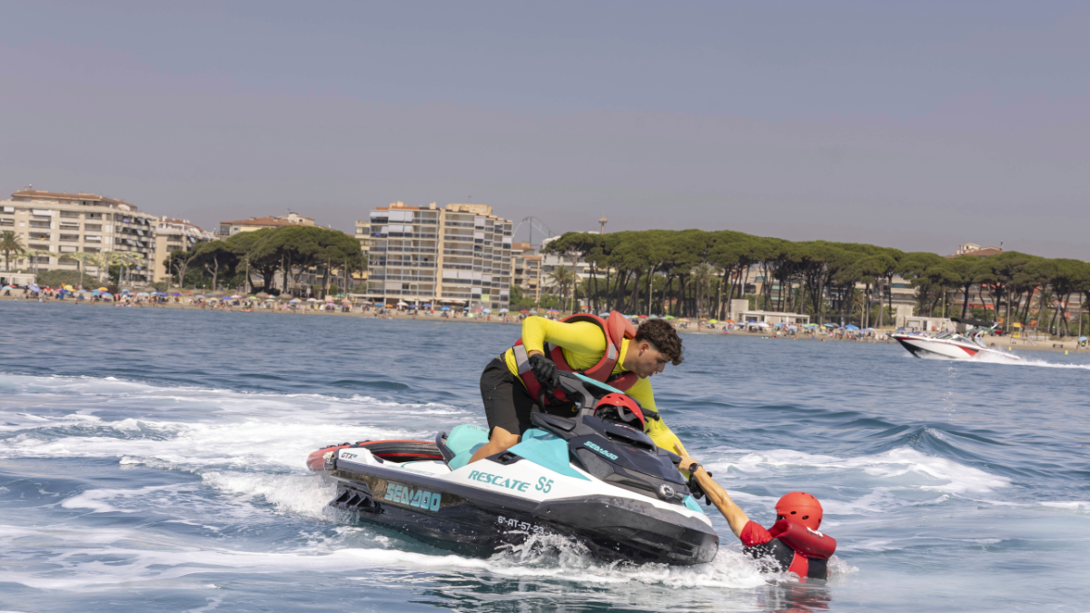 Rescate exitoso en Mont-roig del Camp: Dos jóvenes localizados sanos tras problemas en el mar