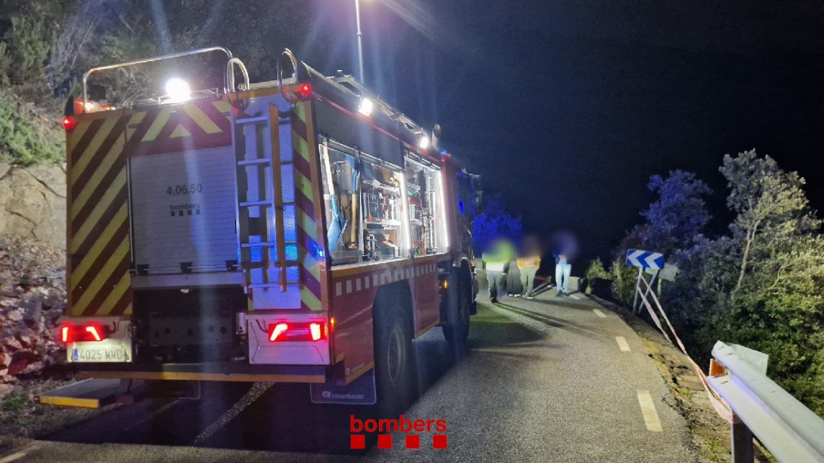 Los Bombers retoman la búsqueda tras el accidente de autobús con 83 personas atendidas