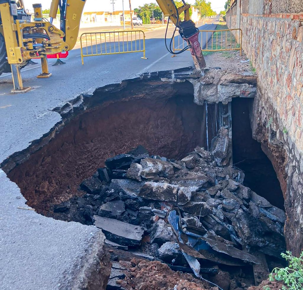 La aparición de un gran socavón obliga a actuar en la calle Cervantes de Argamasilla de Calatrava