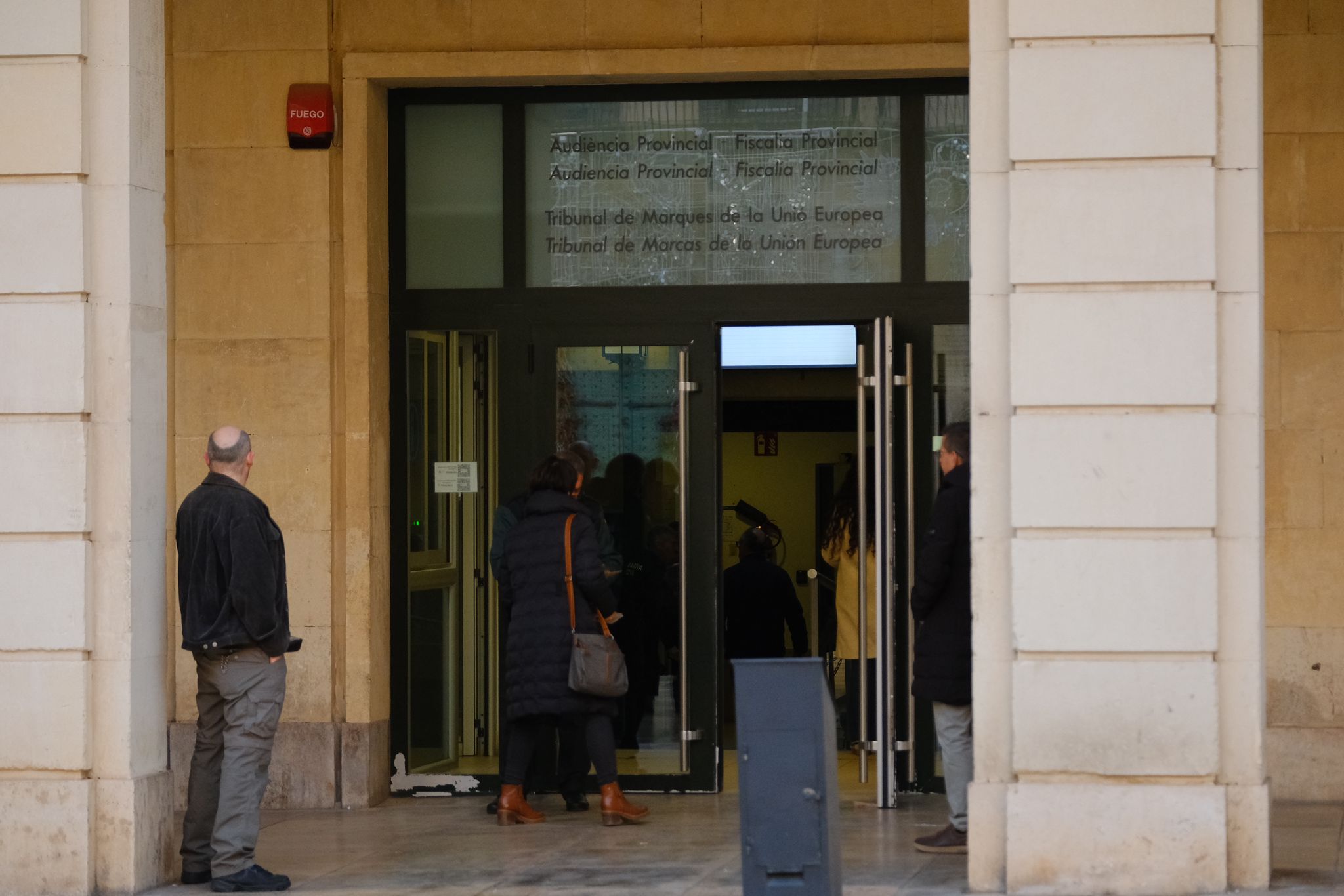 JUICIO ALICANTE | Juzgan a seis acusados de traficar con cocaína y medicamentos ilegales desde Elche