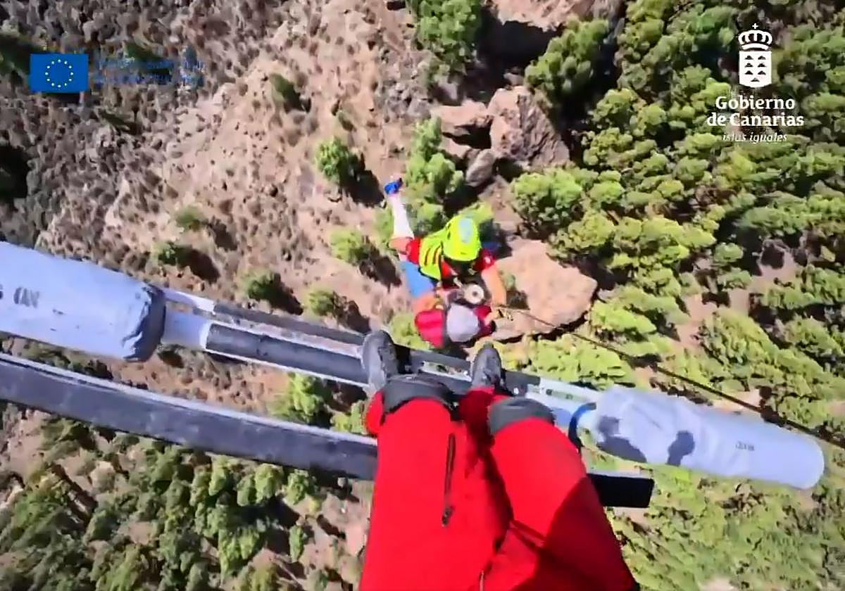 Una senderista es rescatada por un helicóptero del GES en las inmediaciones del Roque Nublo
