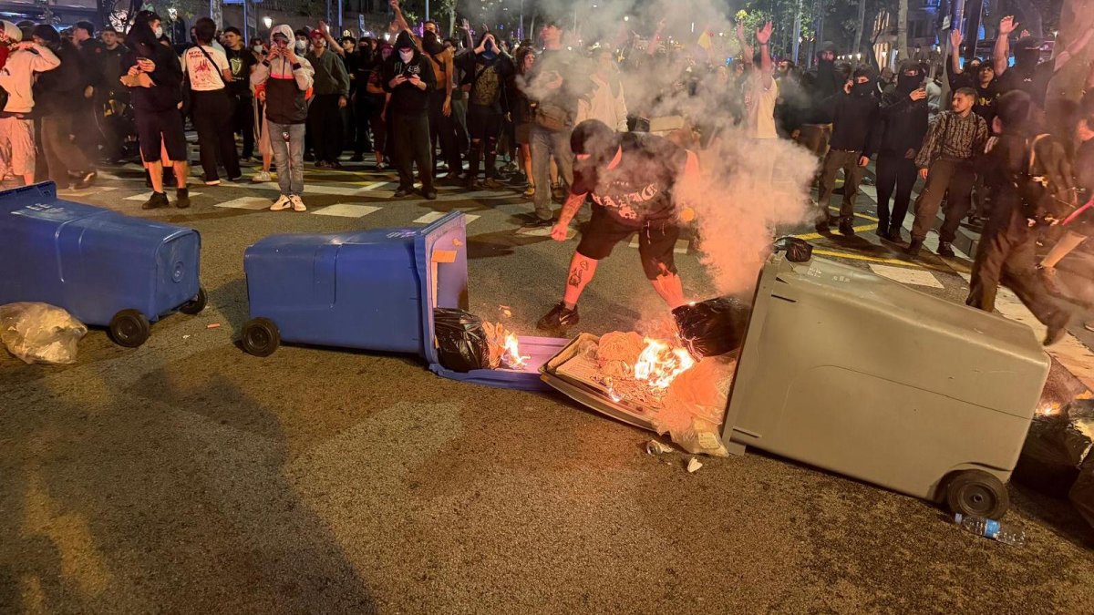 Batalla campal en Barcelona con lanzamientos contra los Mossos, contenedores quemados y escaparates rotos