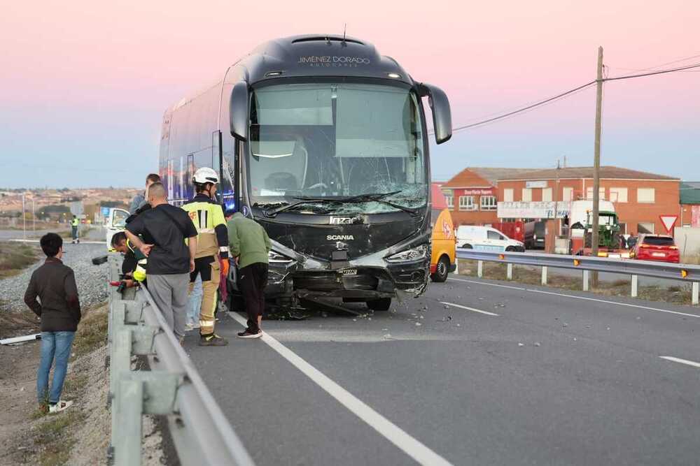 Un fallecido en un choque entre un coche y un autobús