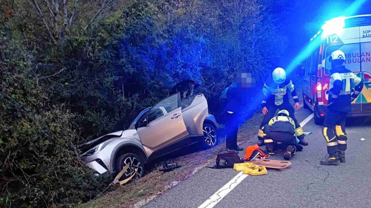 Grave accidente en Navarra: rescatan a un anciano atrapado y una mujer acaba grave tras estrellarse un coche