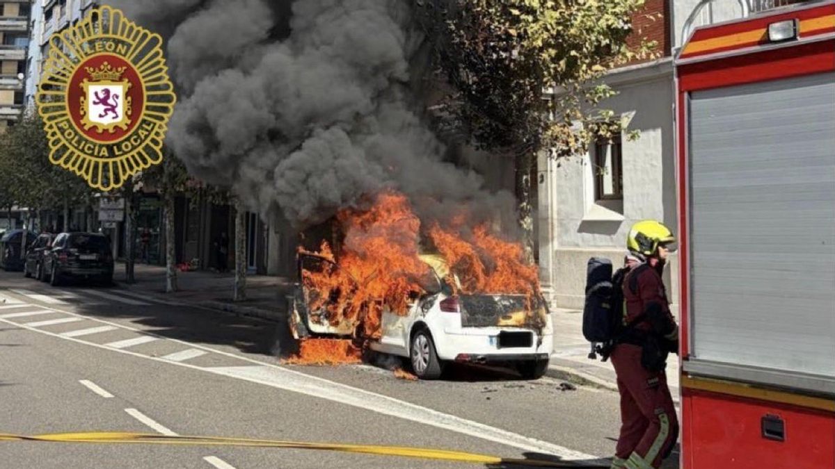 Un coche ardiendo en la Avenida de la Facultad de León