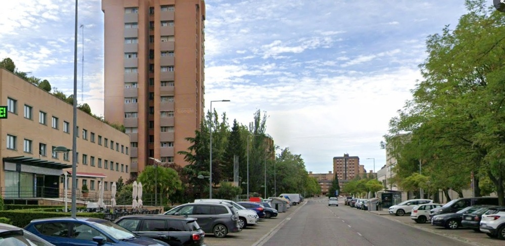 Chocan un autobús urbano y un coche en Ramón Pradera