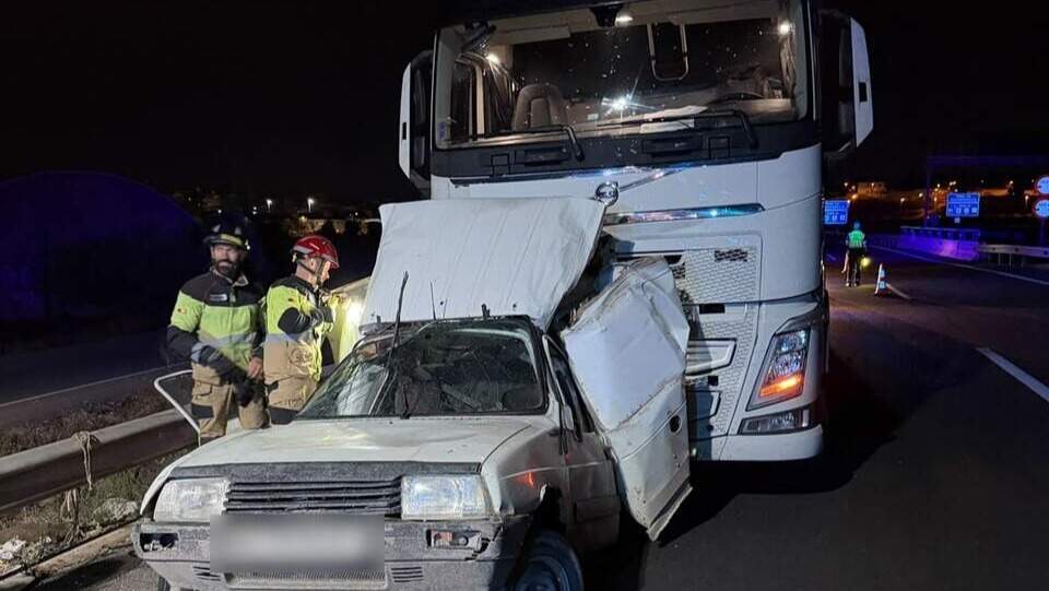 Herido un hombre de 51 años en un accidente entre un camión y una furgoneta en la A-30