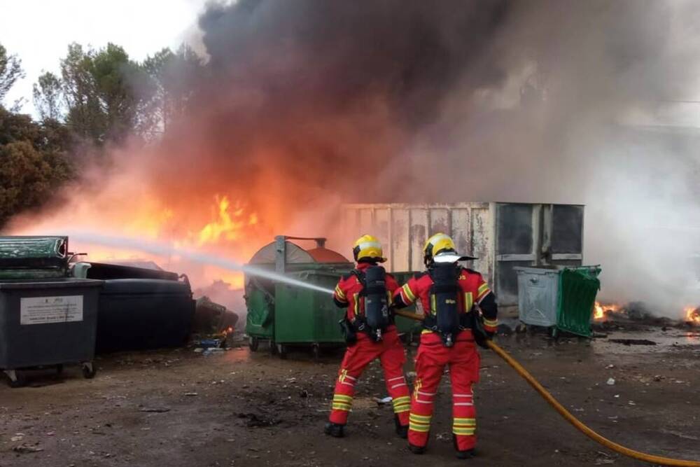 Un incendio afecta el exterior de unas instalaciones de FCC
