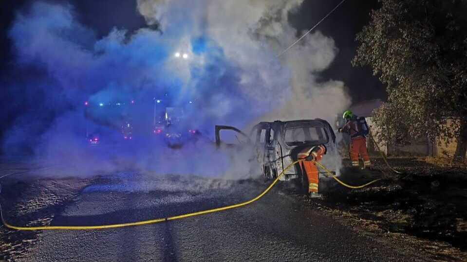 Así quedó un coche tras arder por completo durante la noche en Aljaraque