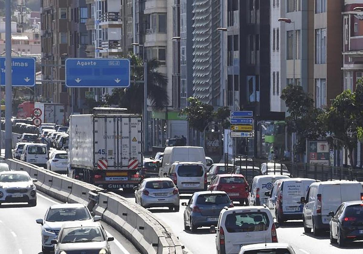 Retenciones en las inmediaciones del túnel Julio Luengo por la avería de un coche en su interior
