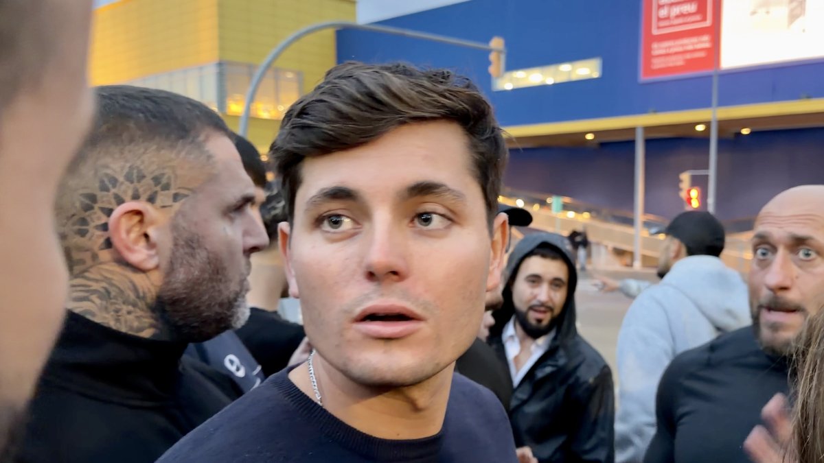 Vito Quiles Abandona Via Sabadell Tras Ataque de Manifestantes Antifascistas que Lanzaron Piedras