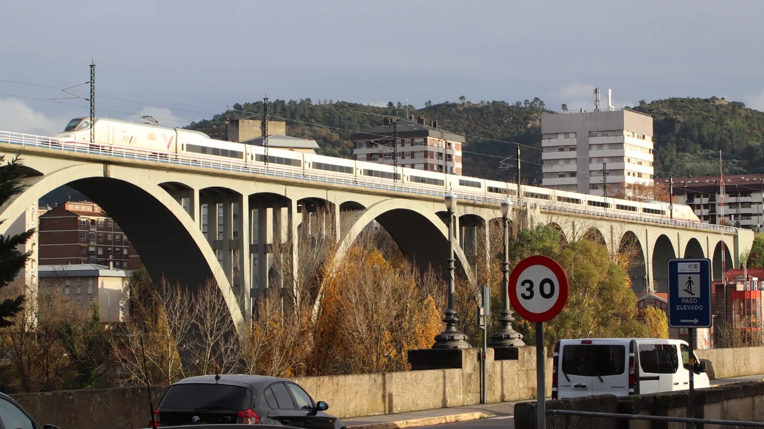 Tren AVE a su paso por Ourense