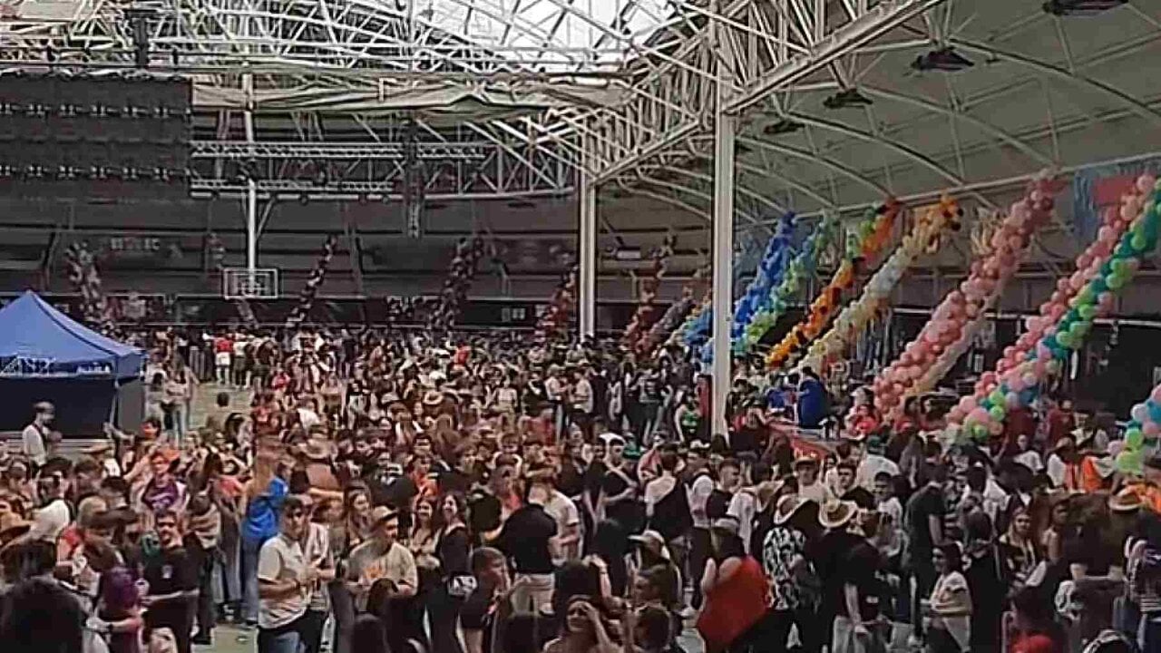 Caos y tensión en la UPNA por las entradas de la Carpa Universitaria: la Policía Foral interviene ante las colas
